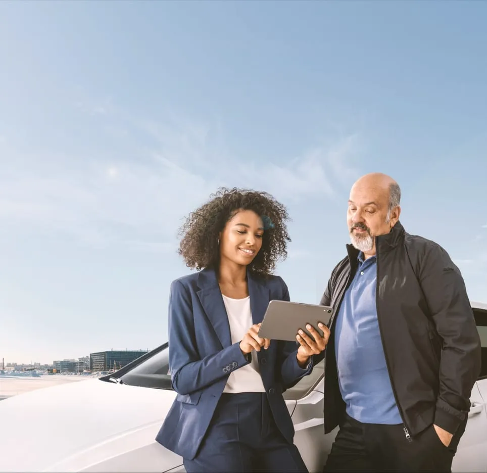 Zwei Personen besprechen einen Vorgang am Tablet