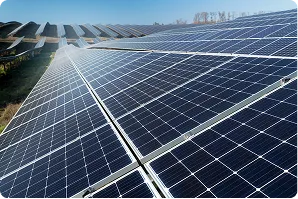 Reihen von Solarmodulen einer Photovoltaikanlage im Freien