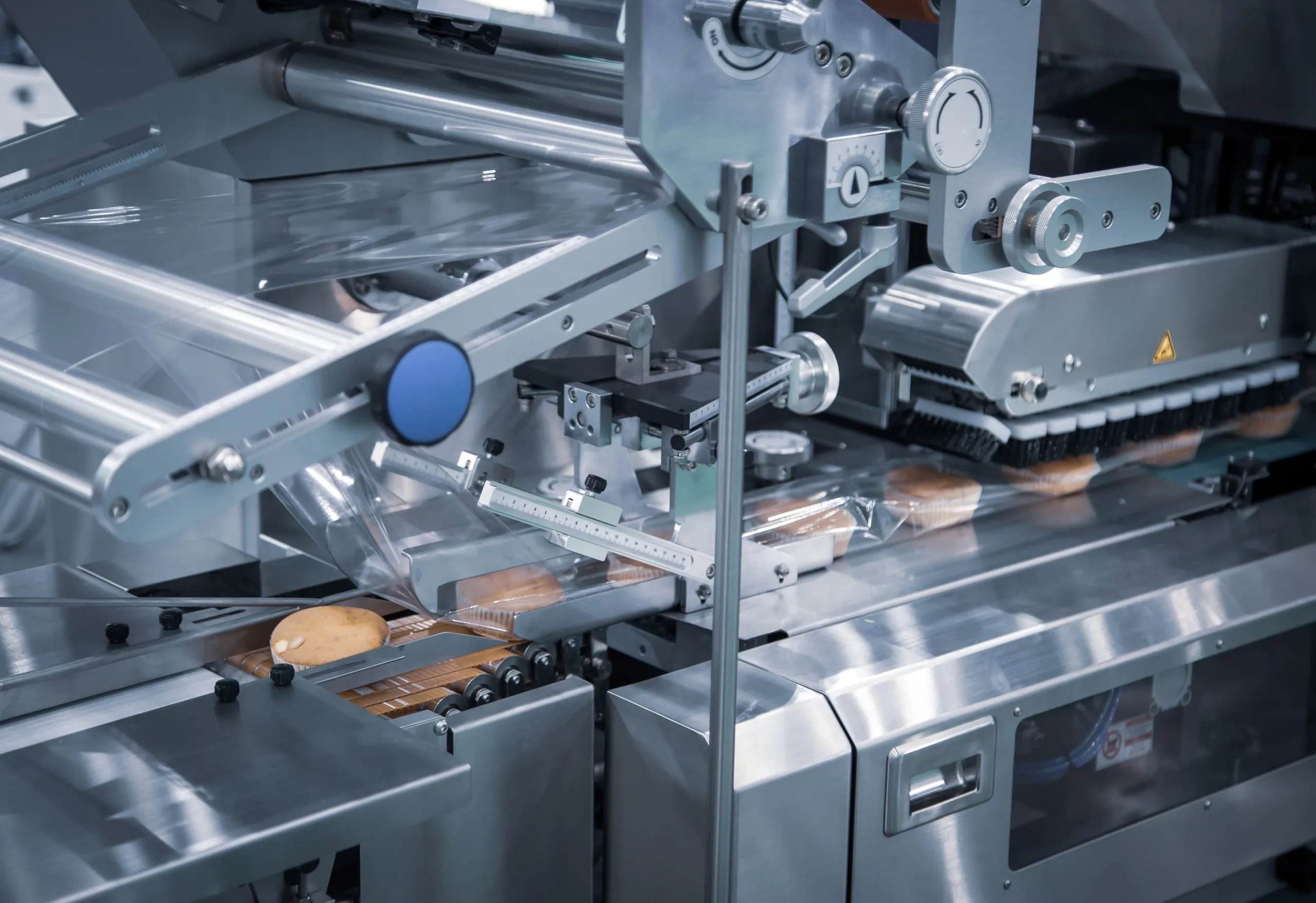 Eine Schlauchbeutelmaschine verpackt Gebäck in Klarsichtfolie